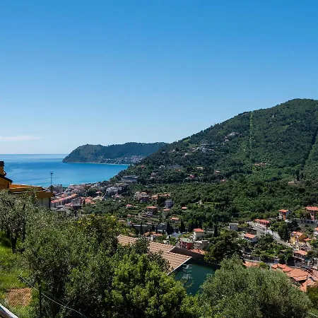 Hanbury With Swimming Pool And Parking In Apartment Alassio