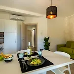 Hanbury With Swimming Pool And Parking In فندق