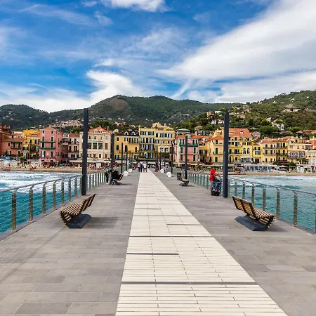 Hanbury With Swimming Pool And Parking In מלון