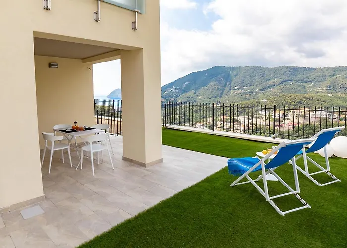 Hanbury With Swimming Pool And Parking In